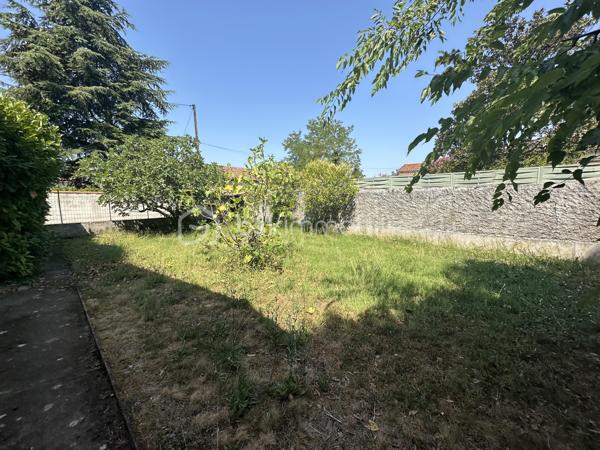 MONTÉLIMAR - Maison plain pied de potentiel type T6 avec garage. Sur une parcelle de 600m2 environ nous vous présentons à la vente ce bien à rafraîchir de 137m2 habitable. Il se compose de 5 chambres, double séjour lumineux, cuisine indépendante, véranda, salle de bain et toilettes indépendant. Vous bénéficierez également dans le lot d’un garage, abris couvert pour véhicules ou stockage, cuisine d’été et dépendances avec jardin piscinable. Contactez nous dés à présent pour une visite.