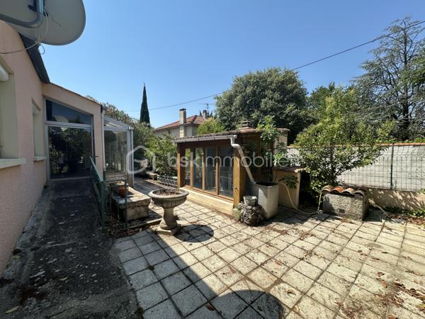 MONTÉLIMAR - Maison plain pied de potentiel type T6 avec garage. Sur une parcelle de 600m2 environ nous vous présentons à la vente ce bien à rafraîchir de 137m2 habitable. Il se compose de 5 chambres, double séjour lumineux, cuisine indépendante, véranda, salle de bain et toilettes indépendant. Vous bénéficierez également dans le lot d’un garage, abris couvert pour véhicules ou stockage, cuisine d’été et dépendances avec jardin piscinable. Contactez nous dés à présent pour une visite.
