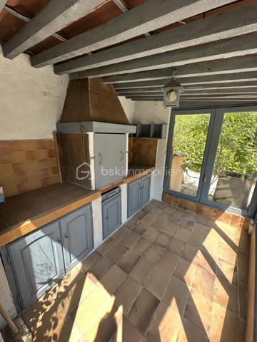 MONTÉLIMAR - Maison plain pied de potentiel type T6 avec garage. Sur une parcelle de 600m2 environ nous vous présentons à la vente ce bien à rafraîchir de 137m2 habitable. Il se compose de 5 chambres, double séjour lumineux, cuisine indépendante, véranda, salle de bain et toilettes indépendant. Vous bénéficierez également dans le lot d’un garage, abris couvert pour véhicules ou stockage, cuisine d’été et dépendances avec jardin piscinable. Contactez nous dés à présent pour une visite.