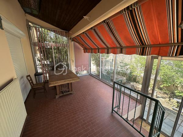 MONTÉLIMAR - Maison plain pied de potentiel type T6 avec garage. Sur une parcelle de 600m2 environ nous vous présentons à la vente ce bien à rafraîchir de 137m2 habitable. Il se compose de 5 chambres, double séjour lumineux, cuisine indépendante, véranda, salle de bain et toilettes indépendant. Vous bénéficierez également dans le lot d’un garage, abris couvert pour véhicules ou stockage, cuisine d’été et dépendances avec jardin piscinable. Contactez nous dés à présent pour une visite.
