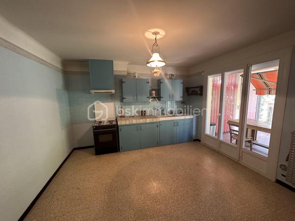 MONTÉLIMAR - Maison plain pied de potentiel type T6 avec garage. Sur une parcelle de 600m2 environ nous vous présentons à la vente ce bien à rafraîchir de 137m2 habitable. Il se compose de 5 chambres, double séjour lumineux, cuisine indépendante, véranda, salle de bain et toilettes indépendant. Vous bénéficierez également dans le lot d’un garage, abris couvert pour véhicules ou stockage, cuisine d’été et dépendances avec jardin piscinable. Contactez nous dés à présent pour une visite.
