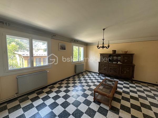 MONTÉLIMAR - Maison plain pied de potentiel type T6 avec garage. Sur une parcelle de 600m2 environ nous vous présentons à la vente ce bien à rafraîchir de 137m2 habitable. Il se compose de 5 chambres, double séjour lumineux, cuisine indépendante, véranda, salle de bain et toilettes indépendant. Vous bénéficierez également dans le lot d’un garage, abris couvert pour véhicules ou stockage, cuisine d’été et dépendances avec jardin piscinable. Contactez nous dés à présent pour une visite.