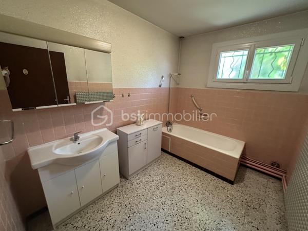 MONTÉLIMAR - Maison plain pied de potentiel type T6 avec garage. Sur une parcelle de 600m2 environ nous vous présentons à la vente ce bien à rafraîchir de 137m2 habitable. Il se compose de 5 chambres, double séjour lumineux, cuisine indépendante, véranda, salle de bain et toilettes indépendant. Vous bénéficierez également dans le lot d’un garage, abris couvert pour véhicules ou stockage, cuisine d’été et dépendances avec jardin piscinable. Contactez nous dés à présent pour une visite.