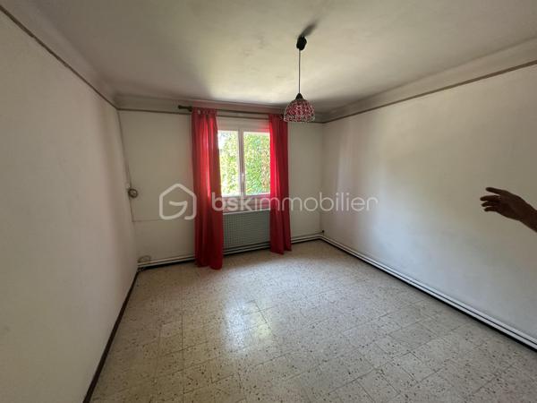 MONTÉLIMAR - Maison plain pied de potentiel type T6 avec garage. Sur une parcelle de 600m2 environ nous vous présentons à la vente ce bien à rafraîchir de 137m2 habitable. Il se compose de 5 chambres, double séjour lumineux, cuisine indépendante, véranda, salle de bain et toilettes indépendant. Vous bénéficierez également dans le lot d’un garage, abris couvert pour véhicules ou stockage, cuisine d’été et dépendances avec jardin piscinable. Contactez nous dés à présent pour une visite.
