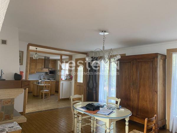Maison à vendre de 138m² à Bressuire avec 4 chambre et terrain de plus de 800m²