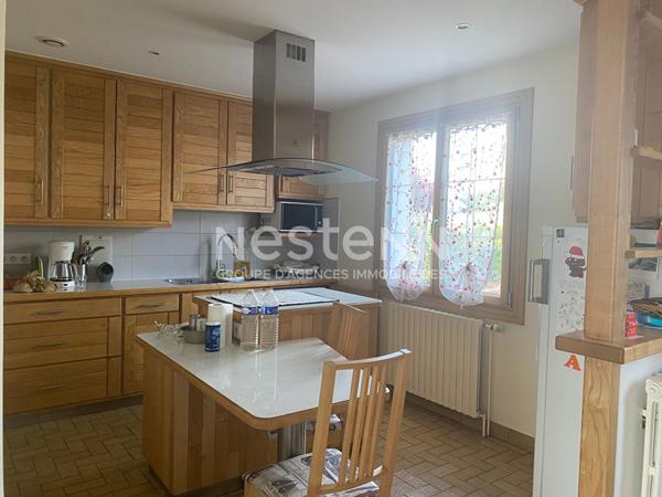 Maison à vendre de 138m² à Bressuire avec 4 chambre et terrain de plus de 800m²
