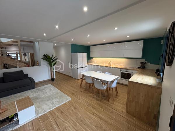Au cœur du Village du Golf à Idron, découvrez cette maison récente au design contemporain, construite en 2023, développant environ 110 m², avec jardin-terrasse de 33 m² et deux places de stationnement.
Dès l’entrée, le soin apporté aux aménagements se remarque : matériaux de qualité, lignes épurées, association du bois et des teintes naturelles, verrières et équipements soigneusement sélectionnés créent une atmosphère moderne et chaleureuse.
La pièce de vie d’environ 30 m² réunit salon, séjour et cuisine ouverte entièrement équipée, avec un accès direct à la terrasse couverte et au jardin.
Le rez-de-chaussée accueille également une chambre de 10,20 m², une salle de bain et un WC indépendant. 
Il réserve surtout une configuration originale avec une chambre en duplex de 24,40 m², composée d’un bureau de 10,20 m² au niveau inférieur et d’un espace nuit de 14,20 m² à l’étage. Une pièce technique indépendante complète l’ensemble.
À l’étage, la suite parentale de 26 m² constitue l’un des points forts de la maison : chambre, bureau-dressing et salle d’eau avec douche à l’italienne et double vasque. Les volumes sous pente, la verrière et la lumière naturelle donnent à cet espace beaucoup de caractère.
Construite selon la RT 2012, la maison bénéficie d’une climatisation réversible dans toutes les pièces et d’une excellente performance énergétique : DPE A / GES A.
Les vélux sont motorisés et occultants et les volets roulants également l'ensemble est relié à une application domotique.
À l’extérieur, 33 m² de jardin et terrasse couverte prolongent agréablement l’espace de vie.
L’emplacement complète les prestations : golf accessible à pied, site TotalEnergies de Pau à environ 5 minutes, Auchan à 8 minutes et centre-ville de Pau à 10 minutes.
Une maison récente qui se distingue par son design, la qualité de ses aménagements, ses performances énergétiques et une situation particulièrement pratique aux portes de Pau.
