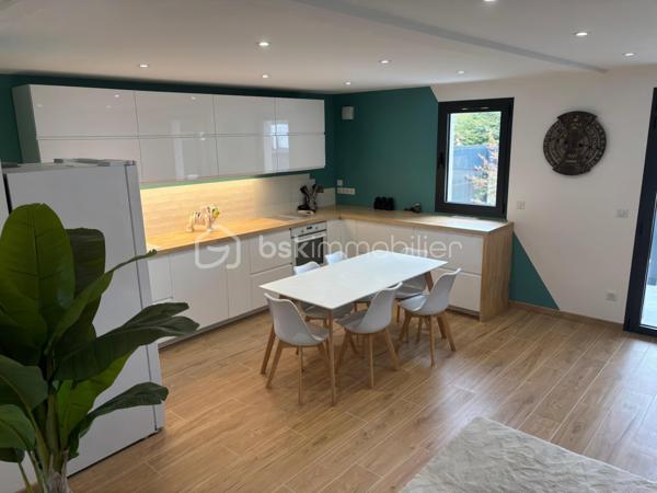 Au cœur du Village du Golf à Idron, découvrez cette maison récente au design contemporain, construite en 2023, développant environ 110 m², avec jardin-terrasse de 33 m² et deux places de stationnement.
Dès l’entrée, le soin apporté aux aménagements se remarque : matériaux de qualité, lignes épurées, association du bois et des teintes naturelles, verrières et équipements soigneusement sélectionnés créent une atmosphère moderne et chaleureuse.
La pièce de vie d’environ 30 m² réunit salon, séjour et cuisine ouverte entièrement équipée, avec un accès direct à la terrasse couverte et au jardin.
Le rez-de-chaussée accueille également une chambre de 10,20 m², une salle de bain et un WC indépendant. 
Il réserve surtout une configuration originale avec une chambre en duplex de 24,40 m², composée d’un bureau de 10,20 m² au niveau inférieur et d’un espace nuit de 14,20 m² à l’étage. Une pièce technique indépendante complète l’ensemble.
À l’étage, la suite parentale de 26 m² constitue l’un des points forts de la maison : chambre, bureau-dressing et salle d’eau avec douche à l’italienne et double vasque. Les volumes sous pente, la verrière et la lumière naturelle donnent à cet espace beaucoup de caractère.
Construite selon la RT 2012, la maison bénéficie d’une climatisation réversible dans toutes les pièces et d’une excellente performance énergétique : DPE A / GES A.
Les vélux sont motorisés et occultants et les volets roulants également l'ensemble est relié à une application domotique.
À l’extérieur, 33 m² de jardin et terrasse couverte prolongent agréablement l’espace de vie.
L’emplacement complète les prestations : golf accessible à pied, site TotalEnergies de Pau à environ 5 minutes, Auchan à 8 minutes et centre-ville de Pau à 10 minutes.
Une maison récente qui se distingue par son design, la qualité de ses aménagements, ses performances énergétiques et une situation particulièrement pratique aux portes de Pau.