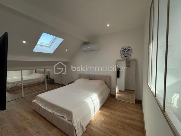 Au cœur du Village du Golf à Idron, découvrez cette maison récente au design contemporain, construite en 2023, développant environ 110 m², avec jardin-terrasse de 33 m² et deux places de stationnement.
Dès l’entrée, le soin apporté aux aménagements se remarque : matériaux de qualité, lignes épurées, association du bois et des teintes naturelles, verrières et équipements soigneusement sélectionnés créent une atmosphère moderne et chaleureuse.
La pièce de vie d’environ 30 m² réunit salon, séjour et cuisine ouverte entièrement équipée, avec un accès direct à la terrasse couverte et au jardin.
Le rez-de-chaussée accueille également une chambre de 10,20 m², une salle de bain et un WC indépendant. 
Il réserve surtout une configuration originale avec une chambre en duplex de 24,40 m², composée d’un bureau de 10,20 m² au niveau inférieur et d’un espace nuit de 14,20 m² à l’étage. Une pièce technique indépendante complète l’ensemble.
À l’étage, la suite parentale de 26 m² constitue l’un des points forts de la maison : chambre, bureau-dressing et salle d’eau avec douche à l’italienne et double vasque. Les volumes sous pente, la verrière et la lumière naturelle donnent à cet espace beaucoup de caractère.
Construite selon la RT 2012, la maison bénéficie d’une climatisation réversible dans toutes les pièces et d’une excellente performance énergétique : DPE A / GES A.
Les vélux sont motorisés et occultants et les volets roulants également l'ensemble est relié à une application domotique.
À l’extérieur, 33 m² de jardin et terrasse couverte prolongent agréablement l’espace de vie.
L’emplacement complète les prestations : golf accessible à pied, site TotalEnergies de Pau à environ 5 minutes, Auchan à 8 minutes et centre-ville de Pau à 10 minutes.
Une maison récente qui se distingue par son design, la qualité de ses aménagements, ses performances énergétiques et une situation particulièrement pratique aux portes de Pau.