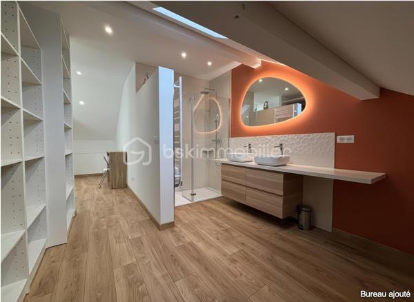 Au cœur du Village du Golf à Idron, découvrez cette maison récente au design contemporain, construite en 2023, développant environ 110 m², avec jardin-terrasse de 33 m² et deux places de stationnement.
Dès l’entrée, le soin apporté aux aménagements se remarque : matériaux de qualité, lignes épurées, association du bois et des teintes naturelles, verrières et équipements soigneusement sélectionnés créent une atmosphère moderne et chaleureuse.
La pièce de vie d’environ 30 m² réunit salon, séjour et cuisine ouverte entièrement équipée, avec un accès direct à la terrasse couverte et au jardin.
Le rez-de-chaussée accueille également une chambre de 10,20 m², une salle de bain et un WC indépendant. 
Il réserve surtout une configuration originale avec une chambre en duplex de 24,40 m², composée d’un bureau de 10,20 m² au niveau inférieur et d’un espace nuit de 14,20 m² à l’étage. Une pièce technique indépendante complète l’ensemble.
À l’étage, la suite parentale de 26 m² constitue l’un des points forts de la maison : chambre, bureau-dressing et salle d’eau avec douche à l’italienne et double vasque. Les volumes sous pente, la verrière et la lumière naturelle donnent à cet espace beaucoup de caractère.
Construite selon la RT 2012, la maison bénéficie d’une climatisation réversible dans toutes les pièces et d’une excellente performance énergétique : DPE A / GES A.
Les vélux sont motorisés et occultants et les volets roulants également l'ensemble est relié à une application domotique.
À l’extérieur, 33 m² de jardin et terrasse couverte prolongent agréablement l’espace de vie.
L’emplacement complète les prestations : golf accessible à pied, site TotalEnergies de Pau à environ 5 minutes, Auchan à 8 minutes et centre-ville de Pau à 10 minutes.
Une maison récente qui se distingue par son design, la qualité de ses aménagements, ses performances énergétiques et une situation particulièrement pratique aux portes de Pau.