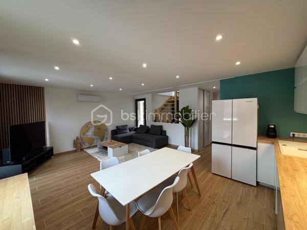 Au cœur du Village du Golf à Idron, découvrez cette maison récente au design contemporain, construite en 2023, développant environ 110 m², avec jardin-terrasse de 33 m² et deux places de stationnement.
Dès l’entrée, le soin apporté aux aménagements se remarque : matériaux de qualité, lignes épurées, association du bois et des teintes naturelles, verrières et équipements soigneusement sélectionnés créent une atmosphère moderne et chaleureuse.
La pièce de vie d’environ 30 m² réunit salon, séjour et cuisine ouverte entièrement équipée, avec un accès direct à la terrasse couverte et au jardin.
Le rez-de-chaussée accueille également une chambre de 10,20 m², une salle de bain et un WC indépendant. 
Il réserve surtout une configuration originale avec une chambre en duplex de 24,40 m², composée d’un bureau de 10,20 m² au niveau inférieur et d’un espace nuit de 14,20 m² à l’étage. Une pièce technique indépendante complète l’ensemble.
À l’étage, la suite parentale de 26 m² constitue l’un des points forts de la maison : chambre, bureau-dressing et salle d’eau avec douche à l’italienne et double vasque. Les volumes sous pente, la verrière et la lumière naturelle donnent à cet espace beaucoup de caractère.
Construite selon la RT 2012, la maison bénéficie d’une climatisation réversible dans toutes les pièces et d’une excellente performance énergétique : DPE A / GES A.
Les vélux sont motorisés et occultants et les volets roulants également l'ensemble est relié à une application domotique.
À l’extérieur, 33 m² de jardin et terrasse couverte prolongent agréablement l’espace de vie.
L’emplacement complète les prestations : golf accessible à pied, site TotalEnergies de Pau à environ 5 minutes, Auchan à 8 minutes et centre-ville de Pau à 10 minutes.
Une maison récente qui se distingue par son design, la qualité de ses aménagements, ses performances énergétiques et une situation particulièrement pratique aux portes de Pau.