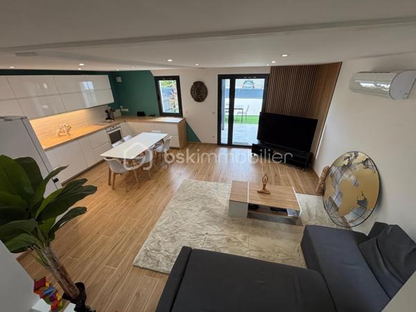 Au cœur du Village du Golf à Idron, découvrez cette maison récente au design contemporain, construite en 2023, développant environ 110 m², avec jardin-terrasse de 33 m² et deux places de stationnement.
Dès l’entrée, le soin apporté aux aménagements se remarque : matériaux de qualité, lignes épurées, association du bois et des teintes naturelles, verrières et équipements soigneusement sélectionnés créent une atmosphère moderne et chaleureuse.
La pièce de vie d’environ 30 m² réunit salon, séjour et cuisine ouverte entièrement équipée, avec un accès direct à la terrasse couverte et au jardin.
Le rez-de-chaussée accueille également une chambre de 10,20 m², une salle de bain et un WC indépendant. 
Il réserve surtout une configuration originale avec une chambre en duplex de 24,40 m², composée d’un bureau de 10,20 m² au niveau inférieur et d’un espace nuit de 14,20 m² à l’étage. Une pièce technique indépendante complète l’ensemble.
À l’étage, la suite parentale de 26 m² constitue l’un des points forts de la maison : chambre, bureau-dressing et salle d’eau avec douche à l’italienne et double vasque. Les volumes sous pente, la verrière et la lumière naturelle donnent à cet espace beaucoup de caractère.
Construite selon la RT 2012, la maison bénéficie d’une climatisation réversible dans toutes les pièces et d’une excellente performance énergétique : DPE A / GES A.
Les vélux sont motorisés et occultants et les volets roulants également l'ensemble est relié à une application domotique.
À l’extérieur, 33 m² de jardin et terrasse couverte prolongent agréablement l’espace de vie.
L’emplacement complète les prestations : golf accessible à pied, site TotalEnergies de Pau à environ 5 minutes, Auchan à 8 minutes et centre-ville de Pau à 10 minutes.
Une maison récente qui se distingue par son design, la qualité de ses aménagements, ses performances énergétiques et une situation particulièrement pratique aux portes de Pau.