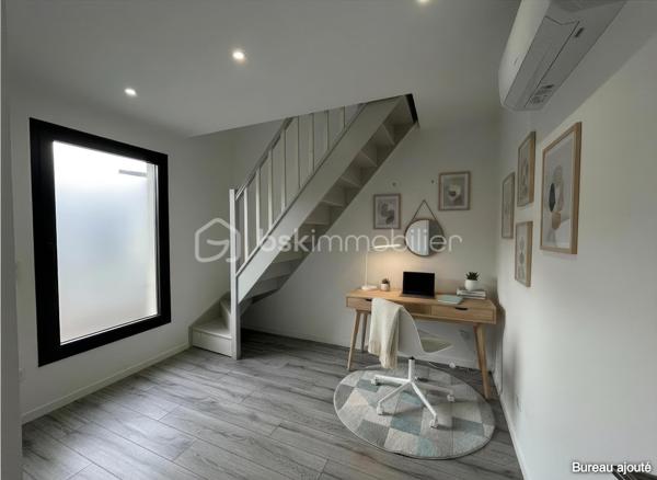 Au cœur du Village du Golf à Idron, découvrez cette maison récente au design contemporain, construite en 2023, développant environ 110 m², avec jardin-terrasse de 33 m² et deux places de stationnement.
Dès l’entrée, le soin apporté aux aménagements se remarque : matériaux de qualité, lignes épurées, association du bois et des teintes naturelles, verrières et équipements soigneusement sélectionnés créent une atmosphère moderne et chaleureuse.
La pièce de vie d’environ 30 m² réunit salon, séjour et cuisine ouverte entièrement équipée, avec un accès direct à la terrasse couverte et au jardin.
Le rez-de-chaussée accueille également une chambre de 10,20 m², une salle de bain et un WC indépendant. 
Il réserve surtout une configuration originale avec une chambre en duplex de 24,40 m², composée d’un bureau de 10,20 m² au niveau inférieur et d’un espace nuit de 14,20 m² à l’étage. Une pièce technique indépendante complète l’ensemble.
À l’étage, la suite parentale de 26 m² constitue l’un des points forts de la maison : chambre, bureau-dressing et salle d’eau avec douche à l’italienne et double vasque. Les volumes sous pente, la verrière et la lumière naturelle donnent à cet espace beaucoup de caractère.
Construite selon la RT 2012, la maison bénéficie d’une climatisation réversible dans toutes les pièces et d’une excellente performance énergétique : DPE A / GES A.
Les vélux sont motorisés et occultants et les volets roulants également l'ensemble est relié à une application domotique.
À l’extérieur, 33 m² de jardin et terrasse couverte prolongent agréablement l’espace de vie.
L’emplacement complète les prestations : golf accessible à pied, site TotalEnergies de Pau à environ 5 minutes, Auchan à 8 minutes et centre-ville de Pau à 10 minutes.
Une maison récente qui se distingue par son design, la qualité de ses aménagements, ses performances énergétiques et une situation particulièrement pratique aux portes de Pau.