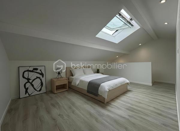 Au cœur du Village du Golf à Idron, découvrez cette maison récente au design contemporain, construite en 2023, développant environ 110 m², avec jardin-terrasse de 33 m² et deux places de stationnement.
Dès l’entrée, le soin apporté aux aménagements se remarque : matériaux de qualité, lignes épurées, association du bois et des teintes naturelles, verrières et équipements soigneusement sélectionnés créent une atmosphère moderne et chaleureuse.
La pièce de vie d’environ 30 m² réunit salon, séjour et cuisine ouverte entièrement équipée, avec un accès direct à la terrasse couverte et au jardin.
Le rez-de-chaussée accueille également une chambre de 10,20 m², une salle de bain et un WC indépendant. 
Il réserve surtout une configuration originale avec une chambre en duplex de 24,40 m², composée d’un bureau de 10,20 m² au niveau inférieur et d’un espace nuit de 14,20 m² à l’étage. Une pièce technique indépendante complète l’ensemble.
À l’étage, la suite parentale de 26 m² constitue l’un des points forts de la maison : chambre, bureau-dressing et salle d’eau avec douche à l’italienne et double vasque. Les volumes sous pente, la verrière et la lumière naturelle donnent à cet espace beaucoup de caractère.
Construite selon la RT 2012, la maison bénéficie d’une climatisation réversible dans toutes les pièces et d’une excellente performance énergétique : DPE A / GES A.
Les vélux sont motorisés et occultants et les volets roulants également l'ensemble est relié à une application domotique.
À l’extérieur, 33 m² de jardin et terrasse couverte prolongent agréablement l’espace de vie.
L’emplacement complète les prestations : golf accessible à pied, site TotalEnergies de Pau à environ 5 minutes, Auchan à 8 minutes et centre-ville de Pau à 10 minutes.
Une maison récente qui se distingue par son design, la qualité de ses aménagements, ses performances énergétiques et une situation particulièrement pratique aux portes de Pau.
