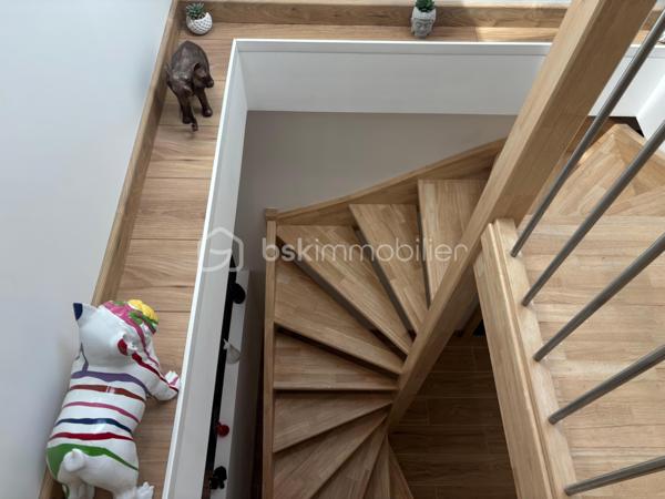 Au cœur du Village du Golf à Idron, découvrez cette maison récente au design contemporain, construite en 2023, développant environ 110 m², avec jardin-terrasse de 33 m² et deux places de stationnement.
Dès l’entrée, le soin apporté aux aménagements se remarque : matériaux de qualité, lignes épurées, association du bois et des teintes naturelles, verrières et équipements soigneusement sélectionnés créent une atmosphère moderne et chaleureuse.
La pièce de vie d’environ 30 m² réunit salon, séjour et cuisine ouverte entièrement équipée, avec un accès direct à la terrasse couverte et au jardin.
Le rez-de-chaussée accueille également une chambre de 10,20 m², une salle de bain et un WC indépendant. 
Il réserve surtout une configuration originale avec une chambre en duplex de 24,40 m², composée d’un bureau de 10,20 m² au niveau inférieur et d’un espace nuit de 14,20 m² à l’étage. Une pièce technique indépendante complète l’ensemble.
À l’étage, la suite parentale de 26 m² constitue l’un des points forts de la maison : chambre, bureau-dressing et salle d’eau avec douche à l’italienne et double vasque. Les volumes sous pente, la verrière et la lumière naturelle donnent à cet espace beaucoup de caractère.
Construite selon la RT 2012, la maison bénéficie d’une climatisation réversible dans toutes les pièces et d’une excellente performance énergétique : DPE A / GES A.
Les vélux sont motorisés et occultants et les volets roulants également l'ensemble est relié à une application domotique.
À l’extérieur, 33 m² de jardin et terrasse couverte prolongent agréablement l’espace de vie.
L’emplacement complète les prestations : golf accessible à pied, site TotalEnergies de Pau à environ 5 minutes, Auchan à 8 minutes et centre-ville de Pau à 10 minutes.
Une maison récente qui se distingue par son design, la qualité de ses aménagements, ses performances énergétiques et une situation particulièrement pratique aux portes de Pau.