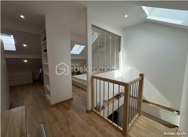 Au cœur du Village du Golf à Idron, découvrez cette maison récente au design contemporain, construite en 2023, développant environ 110 m², avec jardin-terrasse de 33 m² et deux places de stationnement.
Dès l’entrée, le soin apporté aux aménagements se remarque : matériaux de qualité, lignes épurées, association du bois et des teintes naturelles, verrières et équipements soigneusement sélectionnés créent une atmosphère moderne et chaleureuse.
La pièce de vie d’environ 30 m² réunit salon, séjour et cuisine ouverte entièrement équipée, avec un accès direct à la terrasse couverte et au jardin.
Le rez-de-chaussée accueille également une chambre de 10,20 m², une salle de bain et un WC indépendant. 
Il réserve surtout une configuration originale avec une chambre en duplex de 24,40 m², composée d’un bureau de 10,20 m² au niveau inférieur et d’un espace nuit de 14,20 m² à l’étage. Une pièce technique indépendante complète l’ensemble.
À l’étage, la suite parentale de 26 m² constitue l’un des points forts de la maison : chambre, bureau-dressing et salle d’eau avec douche à l’italienne et double vasque. Les volumes sous pente, la verrière et la lumière naturelle donnent à cet espace beaucoup de caractère.
Construite selon la RT 2012, la maison bénéficie d’une climatisation réversible dans toutes les pièces et d’une excellente performance énergétique : DPE A / GES A.
Les vélux sont motorisés et occultants et les volets roulants également l'ensemble est relié à une application domotique.
À l’extérieur, 33 m² de jardin et terrasse couverte prolongent agréablement l’espace de vie.
L’emplacement complète les prestations : golf accessible à pied, site TotalEnergies de Pau à environ 5 minutes, Auchan à 8 minutes et centre-ville de Pau à 10 minutes.
Une maison récente qui se distingue par son design, la qualité de ses aménagements, ses performances énergétiques et une situation particulièrement pratique aux portes de Pau.