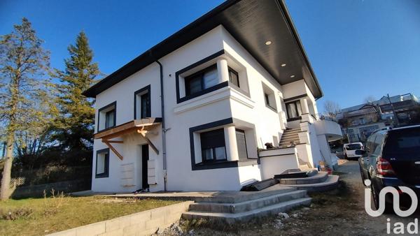 Maison 9 pièces de 320 m² à Oyonnax (01100)