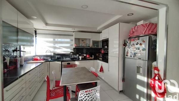 Maison 9 pièces de 320 m² à Oyonnax (01100)