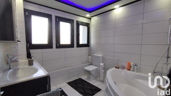 Maison 9 pièces de 320 m² à Oyonnax (01100)