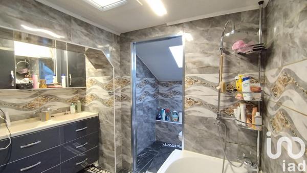 Maison 9 pièces de 320 m² à Oyonnax (01100)