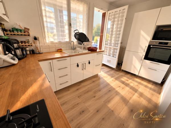 91 m² rénovés avec terrasse, proche centre