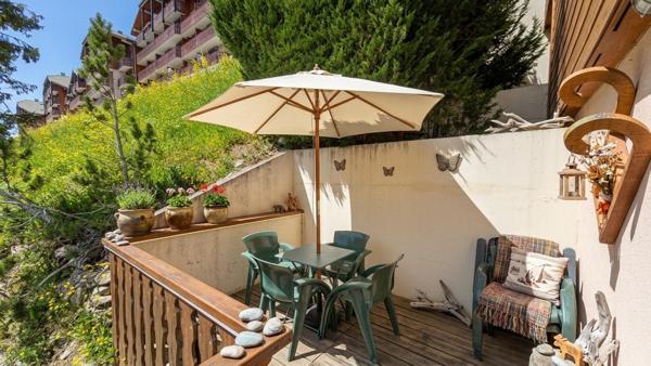Deux pièces atypique de 43 m2 avec balcon + terrasse de 12m2  exposé sud offrant une vue dégagée sur les alpages et montagnes environnantes.