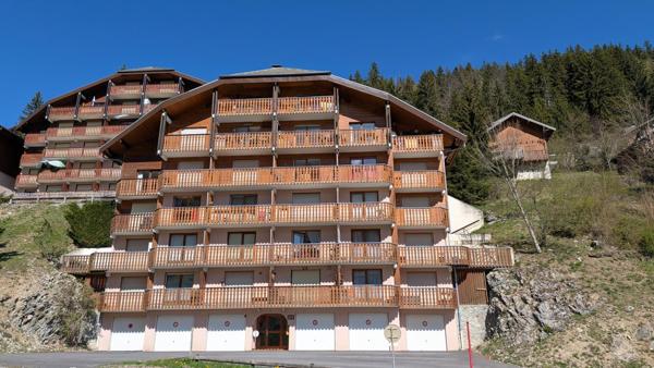 Deux pièces atypique de 43 m2 avec balcon + terrasse de 12m2  exposé sud offrant une vue dégagée sur les alpages et montagnes environnantes.