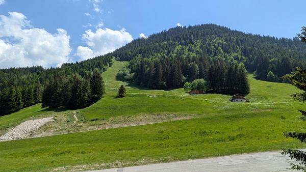 Deux pièces atypique de 43 m2 avec balcon + terrasse de 12m2  exposé sud offrant une vue dégagée sur les alpages et montagnes environnantes.
