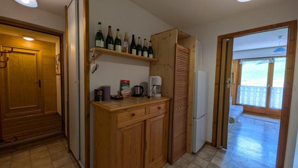 Deux pièces atypique de 43 m2 avec balcon + terrasse de 12m2  exposé sud offrant une vue dégagée sur les alpages et montagnes environnantes.