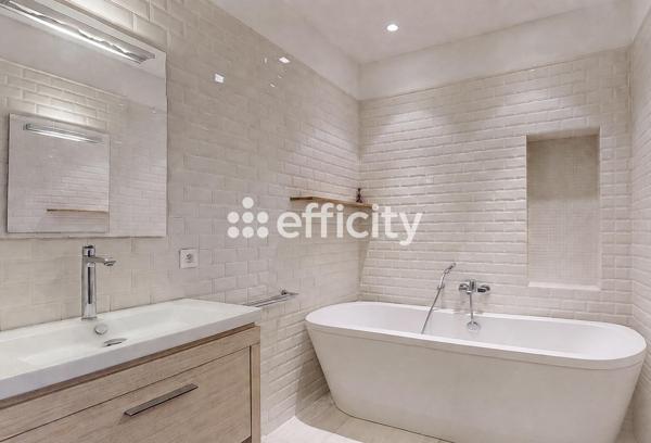Appartement
         3 pièces
        - 119 m² Bien prestige 700 000 € *