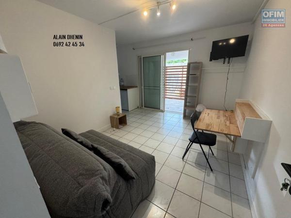 A louer studio MEUBLE ET EQUIPE neuf avec grande varangue proche de l'université