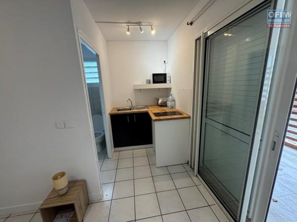 A louer studio MEUBLE ET EQUIPE neuf avec grande varangue proche de l'université