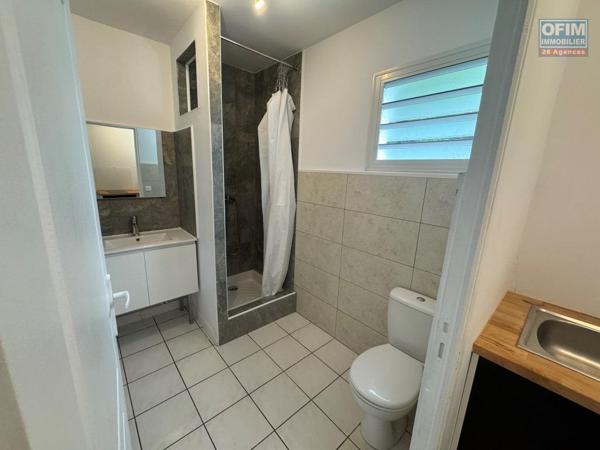 A louer studio MEUBLE ET EQUIPE neuf avec grande varangue proche de l'université