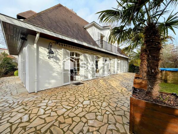 Maison de maître de 232m2 + sous sol total + maison indépendante de 44m2