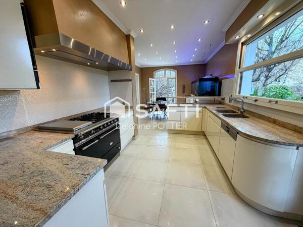 Maison de maître de 232m2 + sous sol total + maison indépendante de 44m2