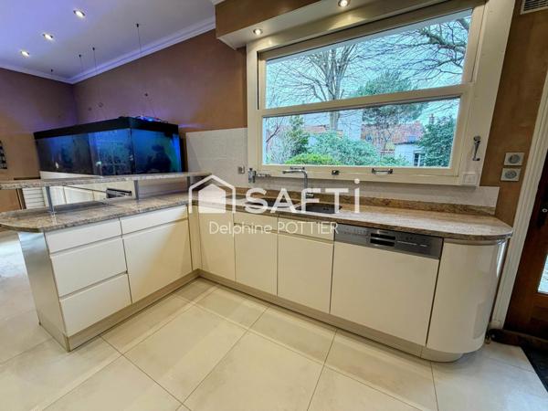 Maison de maître de 232m2 + sous sol total + maison indépendante de 44m2