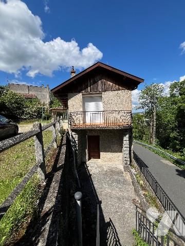 A GIVORS (Rhône), Montée de Badin, une maison à usage d'habitation sur deux étages, terrasse,jardin.