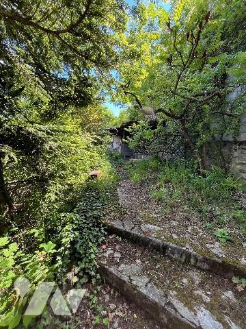 A GIVORS (Rhône), Montée de Badin, une maison à usage d'habitation sur deux étages, terrasse,jardin.