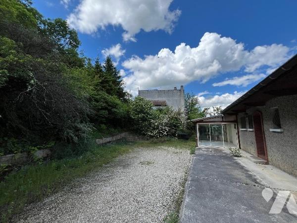 A GIVORS (Rhône), Montée de Badin, une maison à usage d'habitation sur deux étages, terrasse,jardin.
