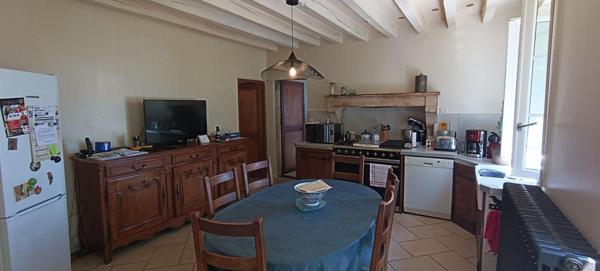 3 KM DE NEVERS - ANCIENNE FERME AVEC DEPENDANCES