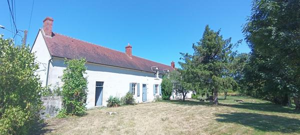 3 KM DE NEVERS - ANCIENNE FERME AVEC DEPENDANCES