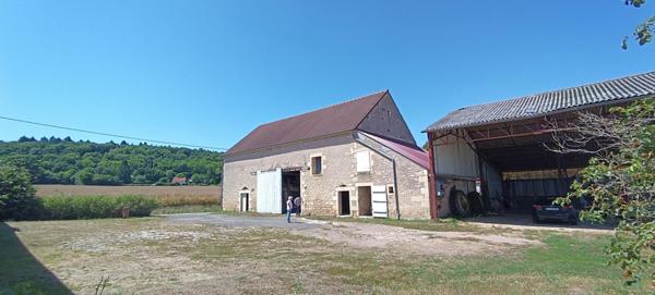 3 KM DE NEVERS - ANCIENNE FERME AVEC DEPENDANCES
