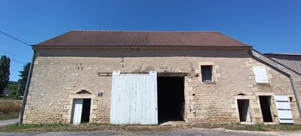 3 KM DE NEVERS - ANCIENNE FERME AVEC DEPENDANCES