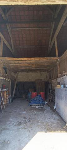 3 KM DE NEVERS - ANCIENNE FERME AVEC DEPENDANCES