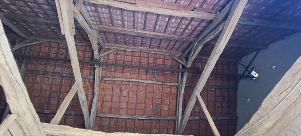 3 KM DE NEVERS - ANCIENNE FERME AVEC DEPENDANCES