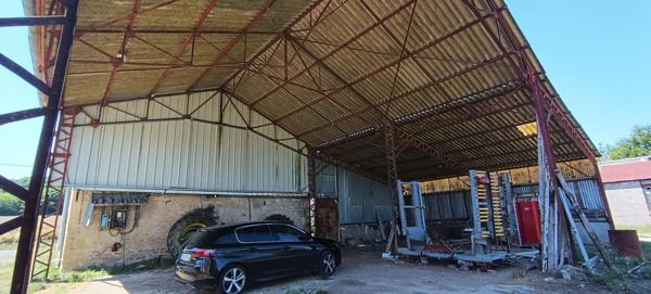 3 KM DE NEVERS - ANCIENNE FERME AVEC DEPENDANCES