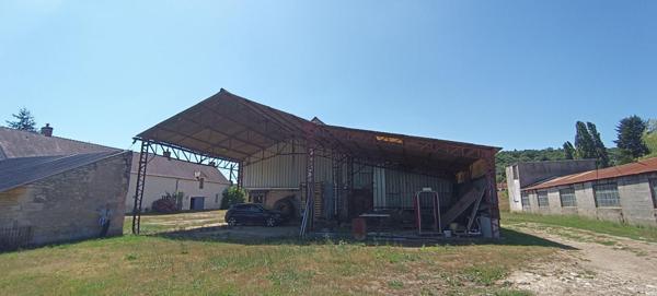3 KM DE NEVERS - ANCIENNE FERME AVEC DEPENDANCES