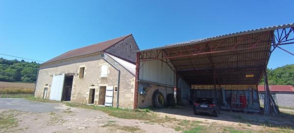 3 KM DE NEVERS - ANCIENNE FERME AVEC DEPENDANCES