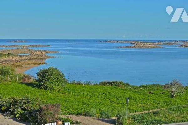 Maison familiale avec vue mer et accès direct à la plage, cette agréable maison familiale offre...