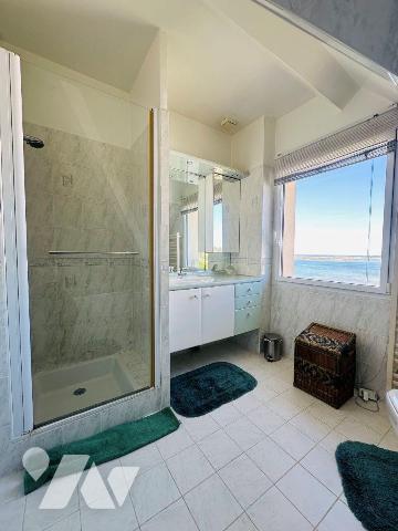 Maison familiale avec vue mer et accès direct à la plage, cette agréable maison familiale offre...